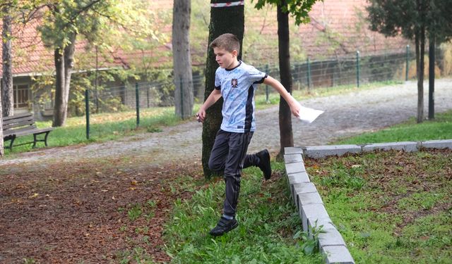 Tavşanlı’da Oryantiring Rüzgârı Esti: Sporcular Parkta Zamana Karşı Yarıştı!