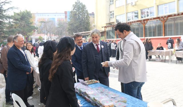 Kütahya’da Gazze’ye Destek Kermesi! Öğrencilerin El Emeği Ürünleri Kapışıldı