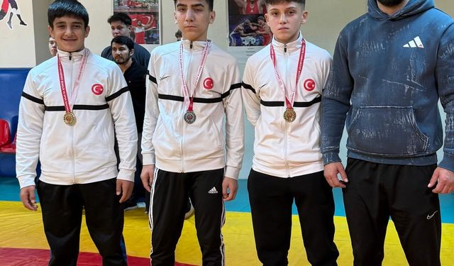 Kütahya Şampiyonasında Tavşanlı Rüzgârı: Genç Güreşçiler Zirvede!