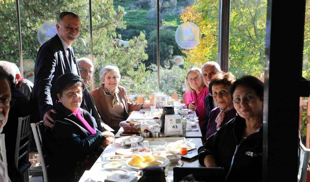Eğitim yıllarına saygı: Emekli öğretmenler onuruna buluşma