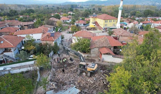 Kırsalda yıkım hız kazandı: Sındırgı’da temizlik