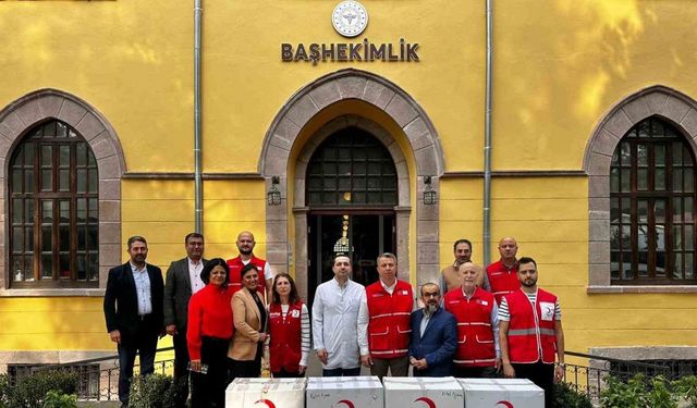 Kızılay’dan hastalara moral veren giysi desteği