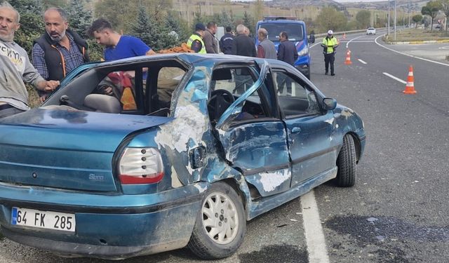 Kontrolden çıkan otomobil tıra çarptı