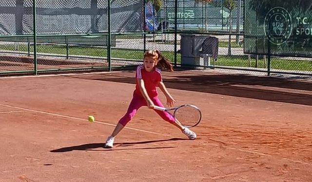 Küçük tenisçi turnuvaya davet edildi