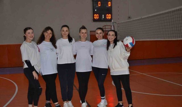 Kütahyalı Kadın Öğretmenlerden File Üstünde Gövde Gösterisi!