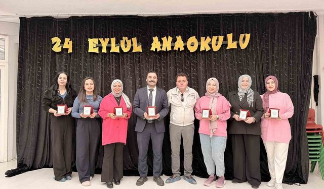 Mahalle muhtarından öğretmenlere plaketli kutlama