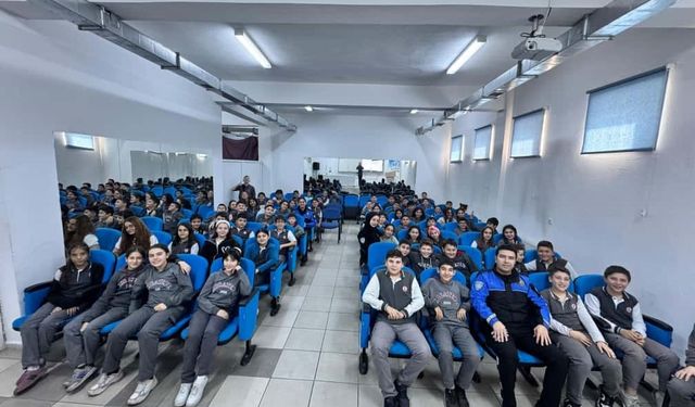 Ortaokul öğrencilerine polislerden eğitim
