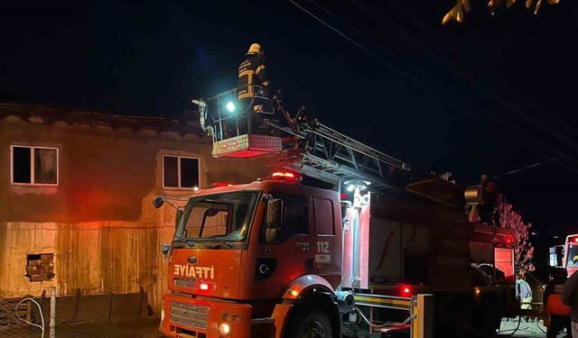 Uşak’ta 2 katlı evin çatısı yandı