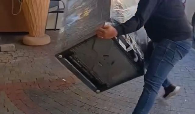 Satın aldığı bulaşık makinesi teşhir ürünü çıktı, mağazanın önüne fırlattı