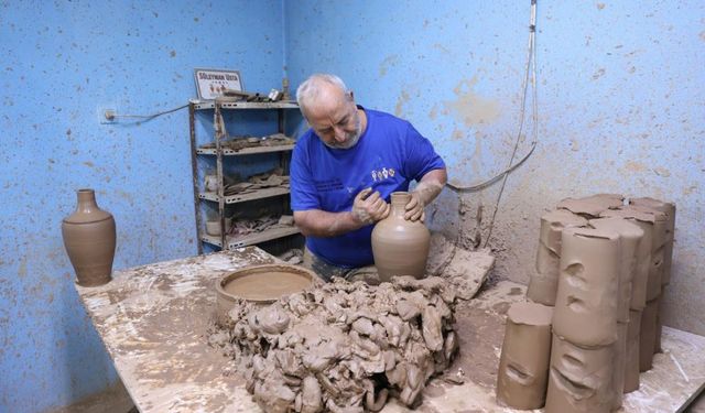 Kuşaklardır çamura şekil vererek ekmek paralarını kazanıyorlar