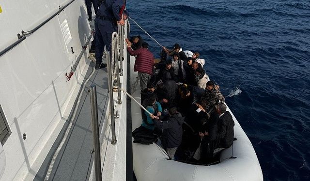 Düzensiz göçmenler faciadan kurtarıldı