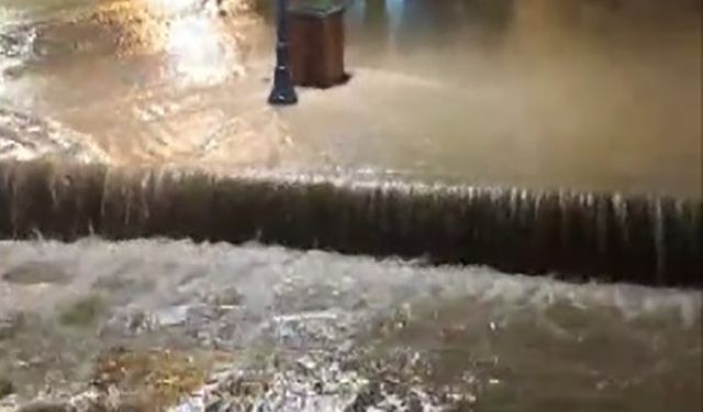 Sağanak yağış şehri göle çevirdi