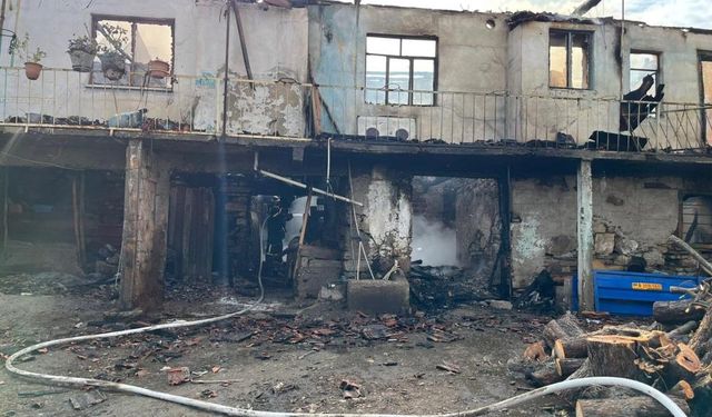 Yangın evi tamamen küle çevirdi