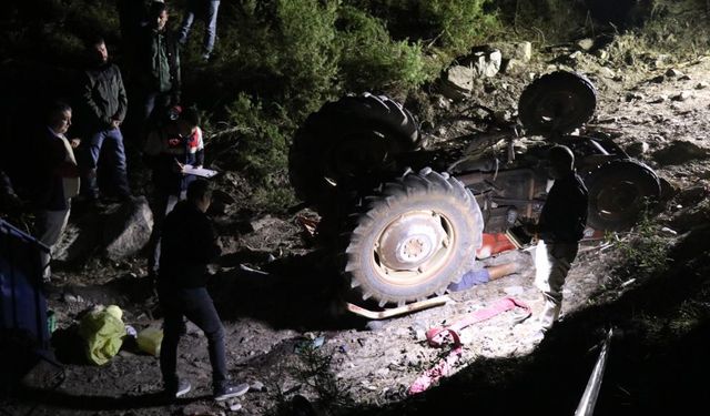 Yaşlı çiftin cansız bedenleri devrilen traktörün altında bulundu