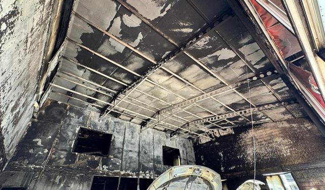 Oto galeri kundaklandı, araçlar hasar gördü