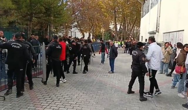 KÜTAHYASPOR–ALTAY MAÇI SONRASINDA GERGİNLİK: TARAFTARLAR BİRBİRİNE GİRDİ