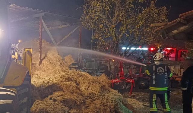 Samanlık yangını geceyi aydınlattı, panik yarattı