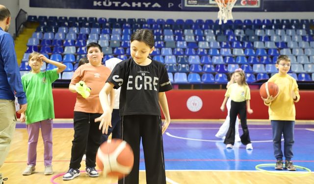 Kütahya’da çocuklar basketbolun temel adımlarını öğrendi