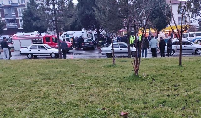 Kütahya’da Korku Dolu Anlar! Otomobil Ağaca Ok Gibi Saplandı