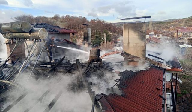 Faciadan Dönüldü! Kütahya'da İki Katlı Evin Çatısı Alevlere Teslim Oldu