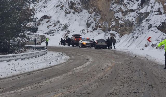 Domaniç–İnegöl Yolunda Korkutan Kazalar: 5 Araç Hurdaya Döndü