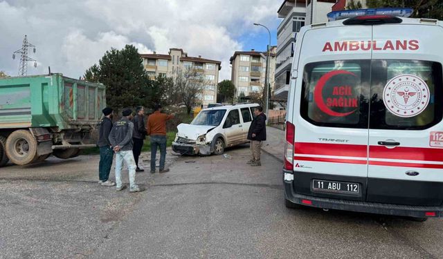 Bilecik’te Kamyon ile Hafif Ticari Araç Çarpıştı: 4 Yaralı