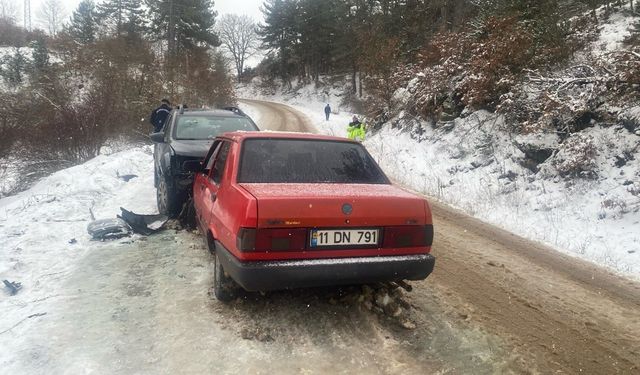 Bilecik’te kontrolden çıkan araçlar çarpıştı: 4 kişi yaralandı