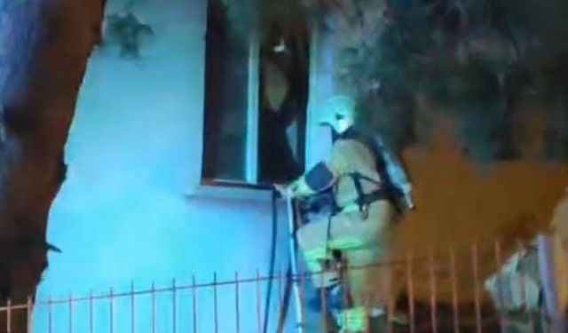 Bursa’da Yangın Alarmı: İtfaiye Ekipleri Camı Kırıp İçeri Girdi