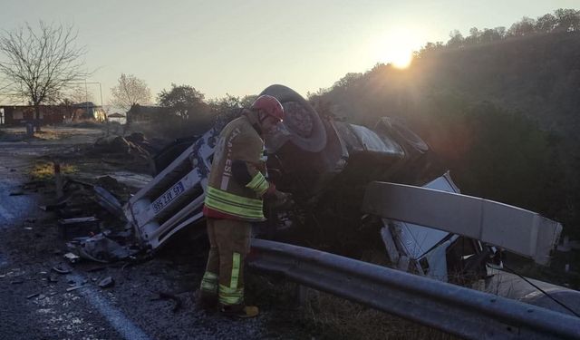 Direksiyon Hakimiyetini Kaybetti, Tır Yoldan Çıktı