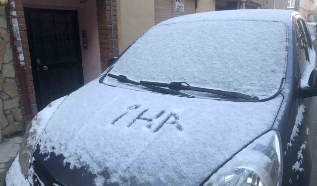 Eskişehir'de araçlar karla kaplandı