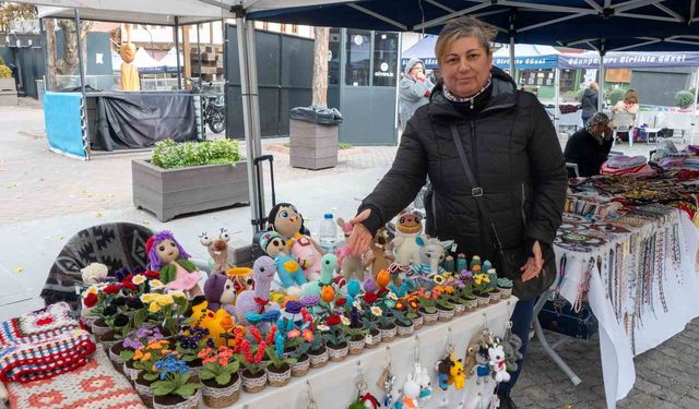 Gece Uyanıp Model Çıkarıyor: El Emeği Çiçekler Tezgâhta Renk Şöleni Sunuyor