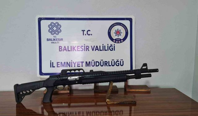 Gönen'de ruhsatsız silah ve 3 çalıntı motosiklet ele geçirildi