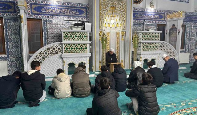 “Günün İlk Sınavı: Sabah Namazı” Hisar Camii’nde Gençlerle Konuşuldu