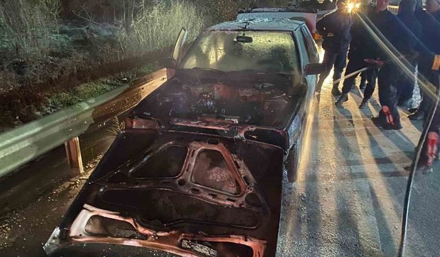 Hareket halindeyken yangın çıktı: Otomobil küle döndü