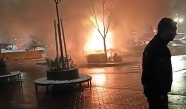Hastane otoparkında 2 otomobilin küle döndüğü yangın anı kamerada