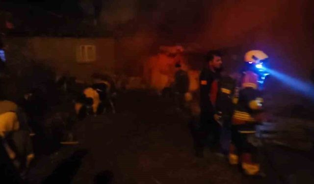 Hayvan damı ve samanlıkta yangın panik yarattı