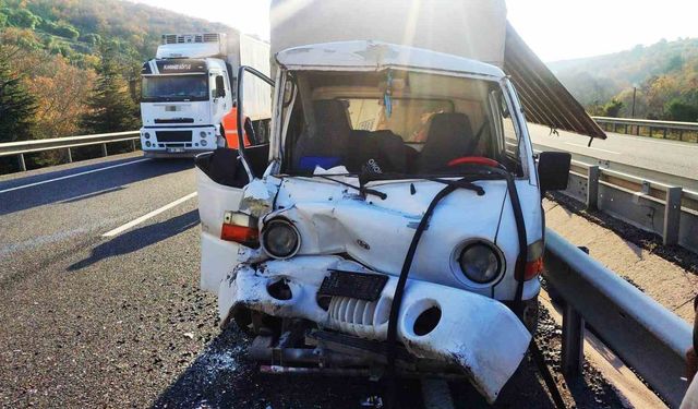 Kırkağaç’ta Trafik Kazası: Kamyonet ve Tır Çarpıştı