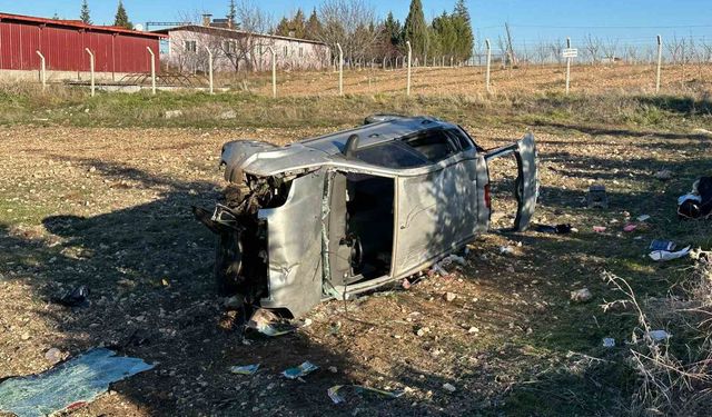 Kontrolden Çıkan Otomobil Tarlaya Devrildi