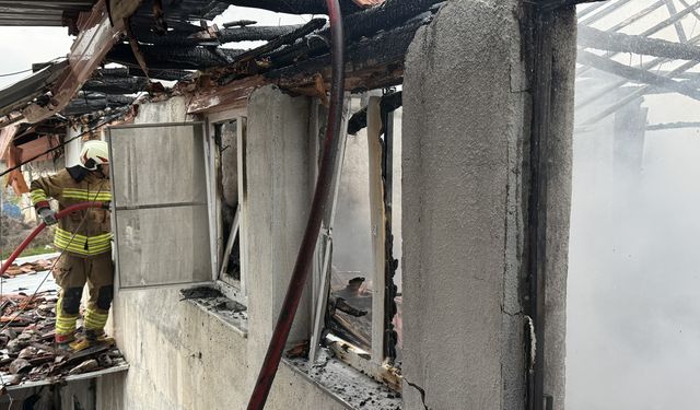 Manisa'da çıkan yangında 1 ev kullanılamaz hale geldi