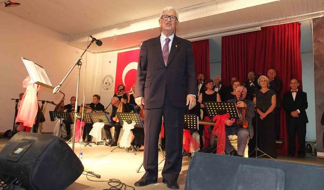 Müziğe Adanmış Bir Ömür: 82 Yaşında Koro Şefliği Yapıyor