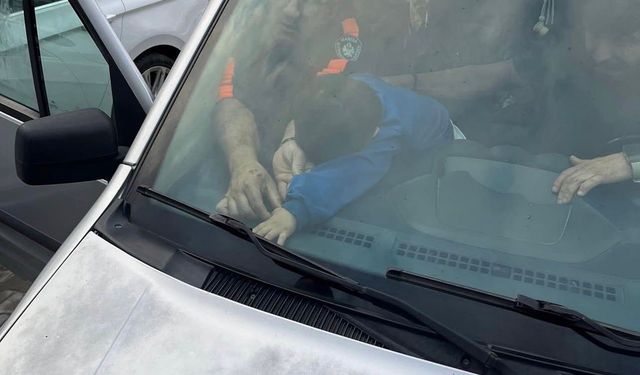 Parmakları aracın havalandırmasına sıkışan çocuğu itfaiye kurtardı