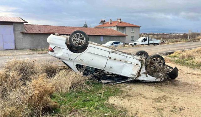 Şarampole devrilen otomobil sürücüsü yaralandı