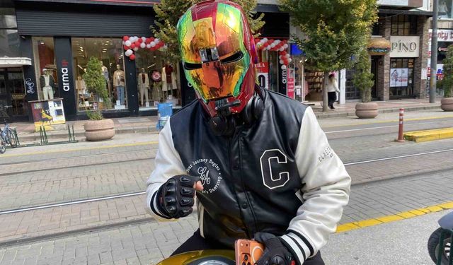 Sokaklarda İron-Man: Motosikletli Dikkat Çekti