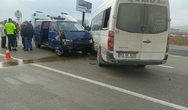 Trafik kazası can yaktı: Minibüsler çarpıştı, 7 kişi yaralı