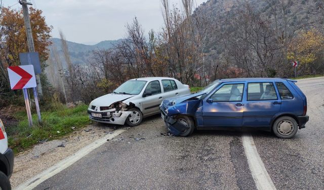 Trafik kazası paniği: Otomobiller kafa kafaya çarpıştı