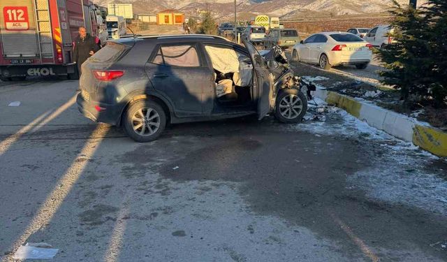 Trafik kazasında bilanço ağır: Servis aracı ile otomobil çarpıştı, 18 yaralı