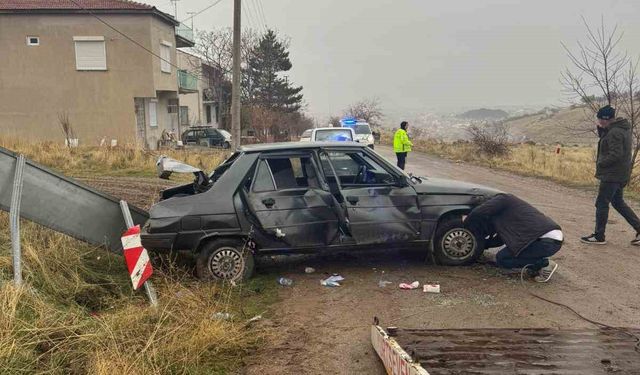 Trafik levhasına çarpan araç hurdaya döndü: 3 yaralı