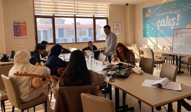 Türküler Yurtta Yankılanıyor: Kız Öğrenciler Sahneye Hazırlanıyor