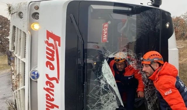 Uşak’ta Trafik Kazası: Yolcu Midibüsü Devrildi