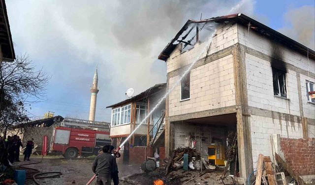 Yangın Ahırı Sardı, Hayvanlar Mucizeyle Kurtuldu